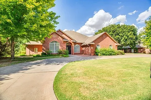 4 bed, 2.5 bath, 2294 sqft, $2,800 — Photo 2