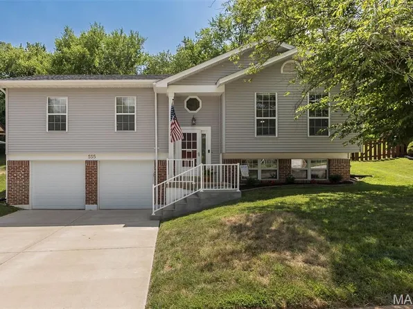 555 Vernal Hill Ct, Ballwin, MO 63021