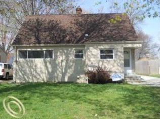 20687 Lancaster St, Harper Woods, MI 48225