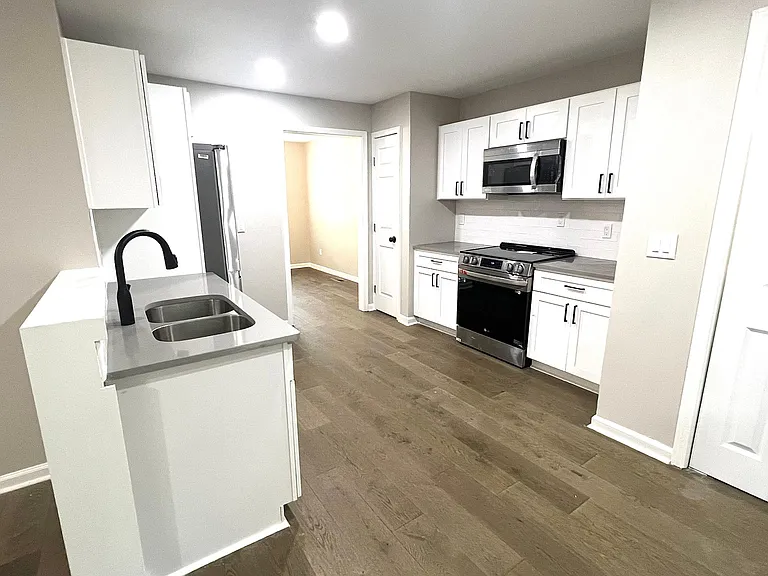 1884 Shamrock Dr — Photo 9