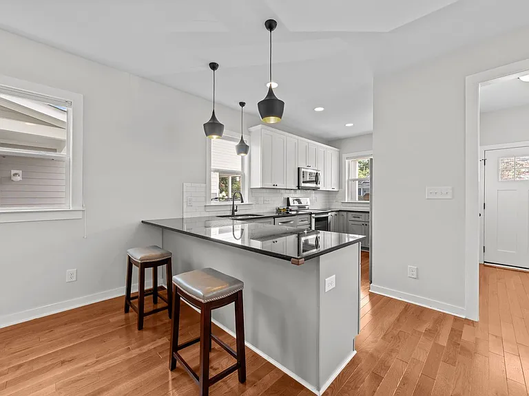 536 E Lenoir St — Photo 5