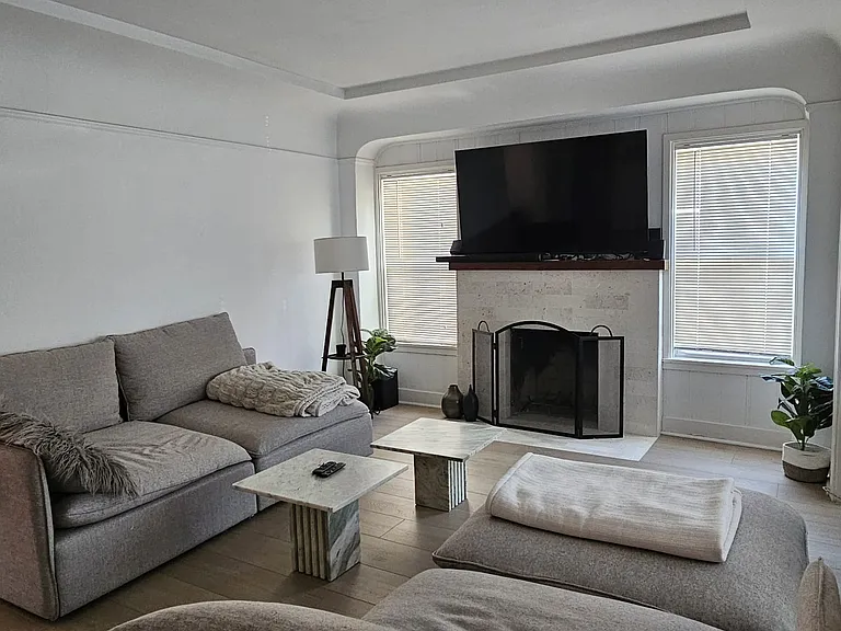 810 N Curson Ave — Photo 2