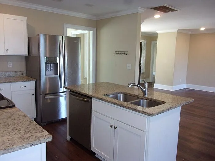 3 bed, 2.0 bath, 1456 sqft, $2,300 — Photo 4