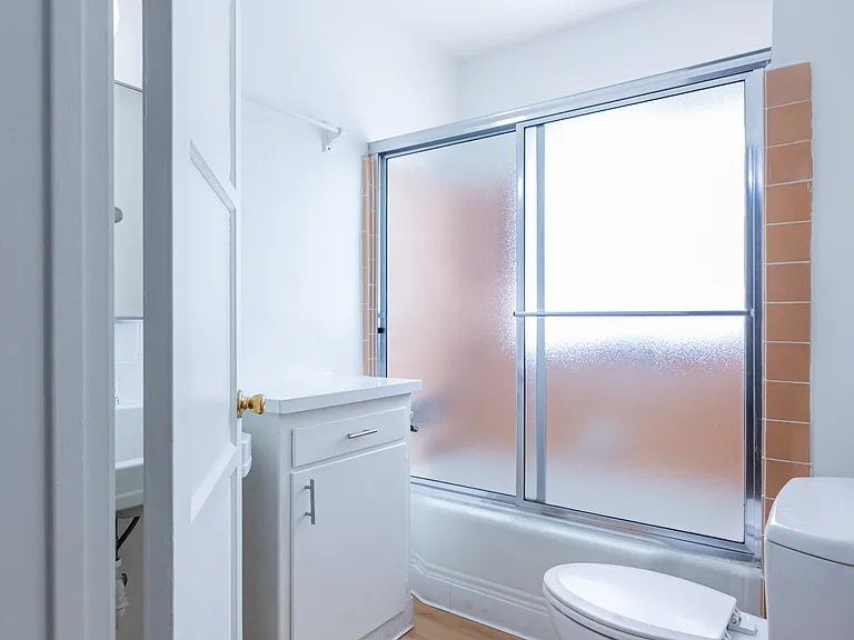 Gayley Manor Apartments — Photo 43