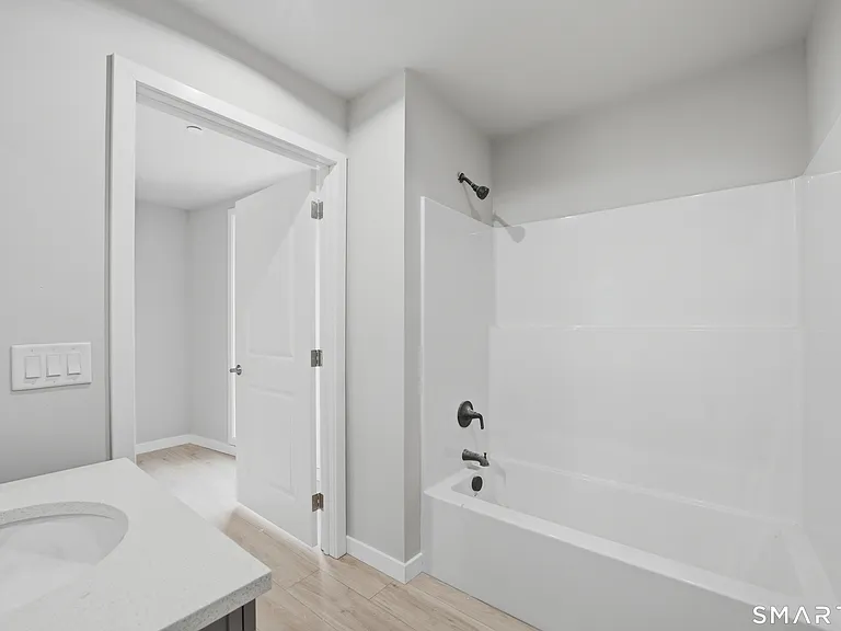 589 Bedford St #301 — Photo 9