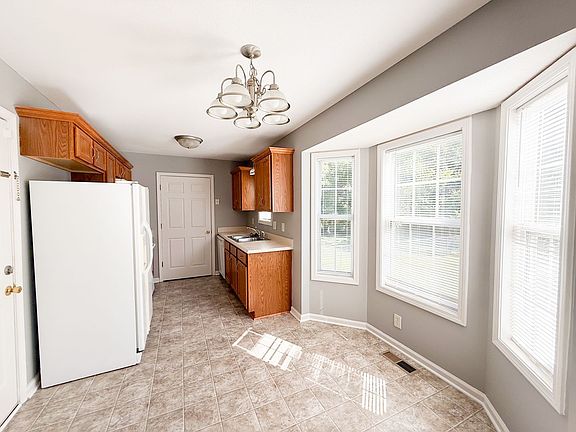 5th image of 165 Kings Deer Dr