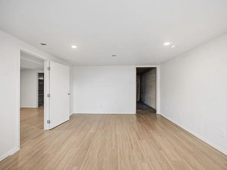 2403 W Everett Ave — Photo 29