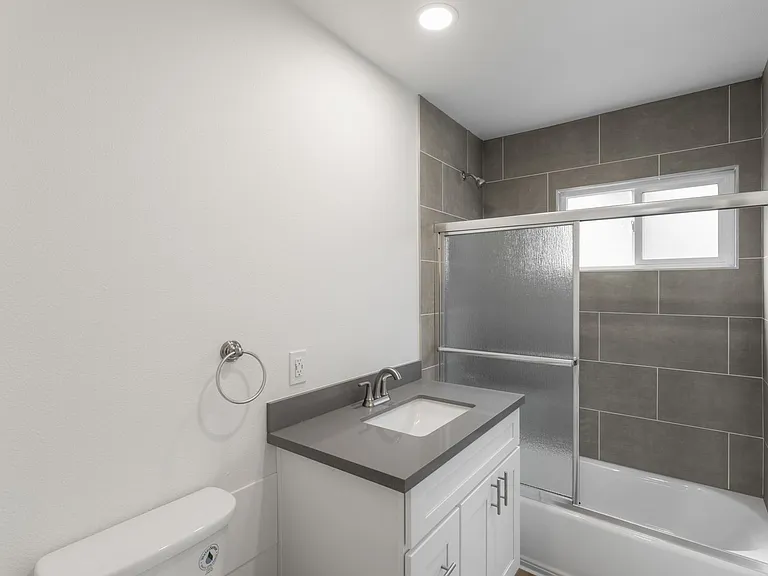 330 W I St — Photo 6