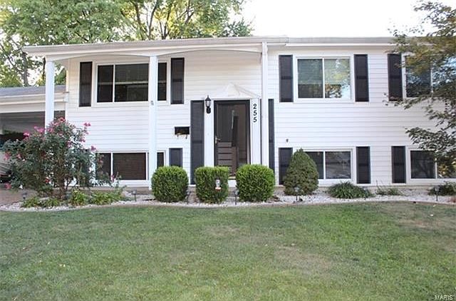 Welcome Home to 255 Downing Ave., close to parks, restaurants and shopping.