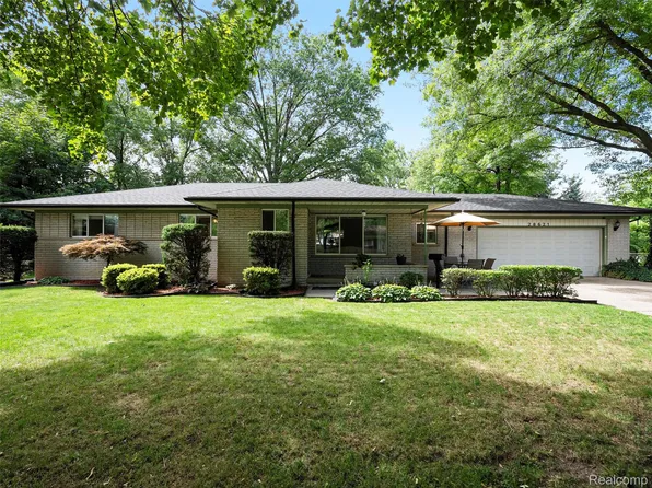 28621 Pinto Dr, Warren, MI 48093