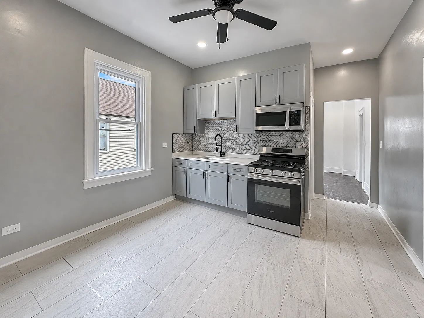 3 bed, 820 sqft, $1,800 — Photo 4