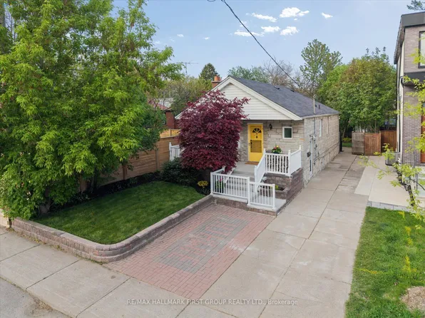 31 Machockie Rd, Toronto, ON M4C 3M5