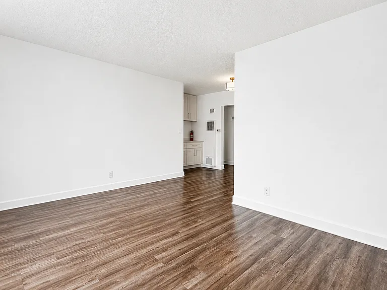 319 N Heliotrope Dr #1 — Photo 4