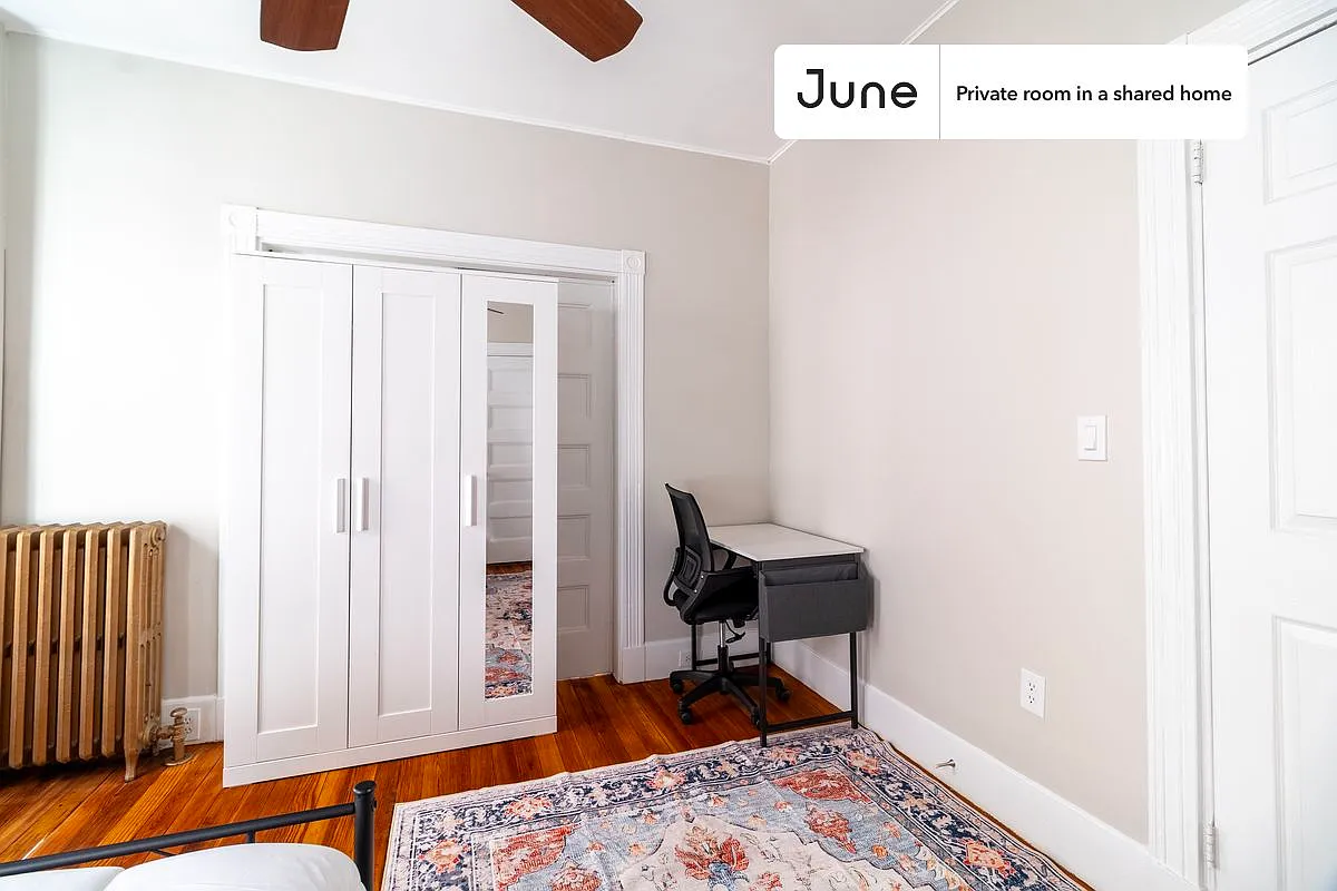 Queen bedroom in 5 bed/2 bath home in Brookline #1799 D — Photo 3