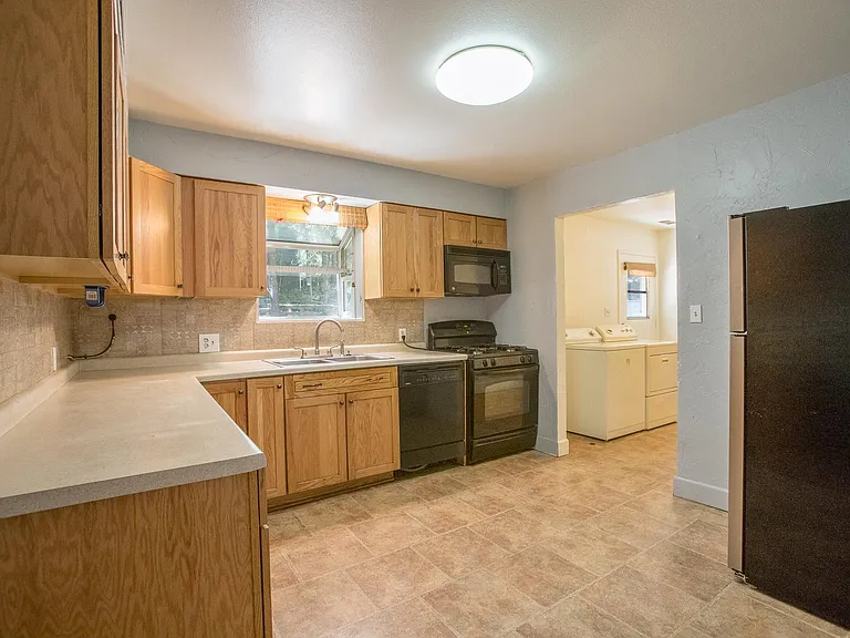 637 E Zuni Dr — Photo 7
