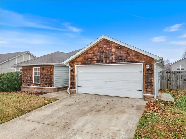681 Edens Ct, Centerton, AR 72719