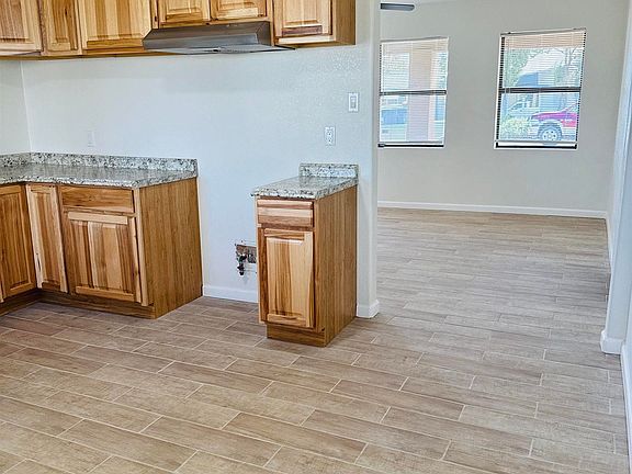 5th image of 812 W Berry Dr