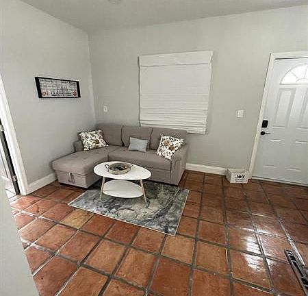 4th image of 619 Selkirk St #1