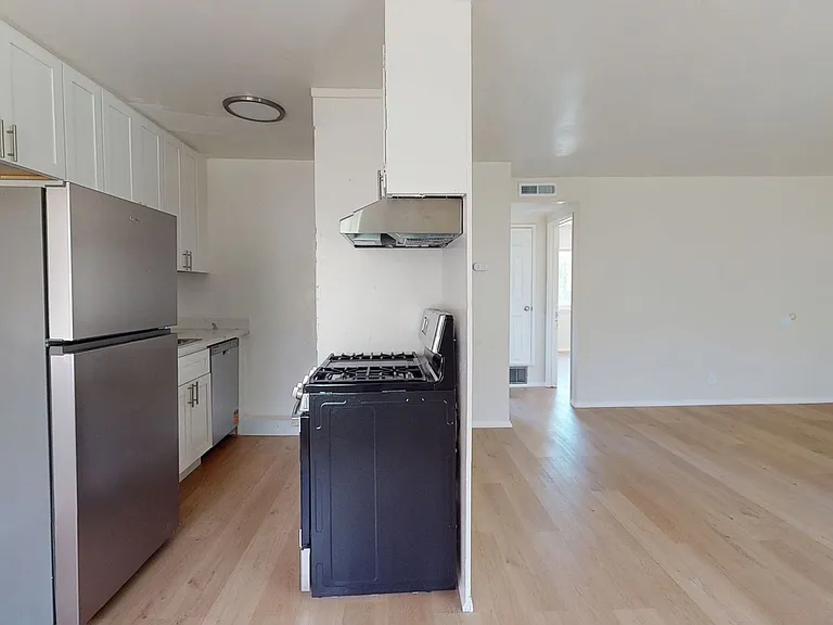 3040 Lynde St — Photo 7