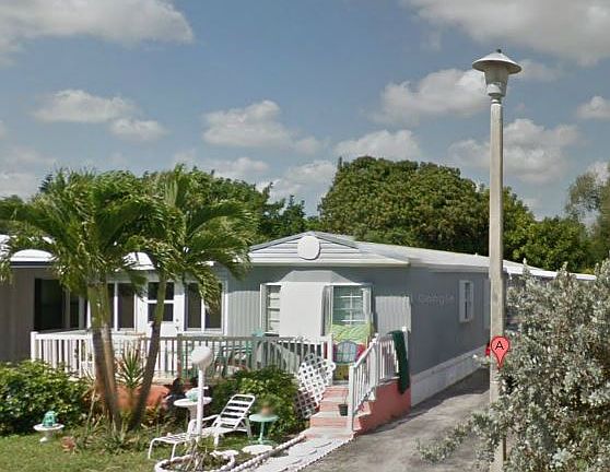 PRIVATE FRONT YARD!!