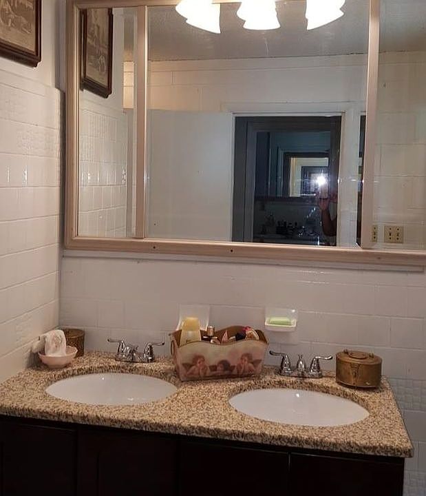 Shared bathroom dbl everything