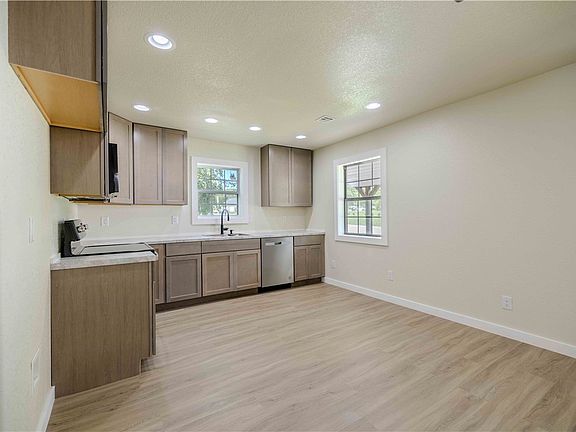 5th image of 725 8th Ave NE