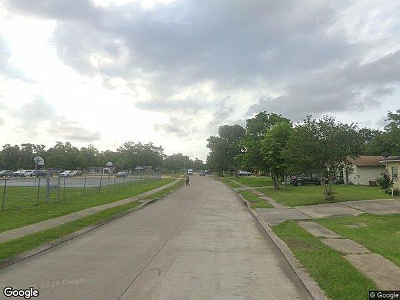 Exterior Neighborhood (street photo)