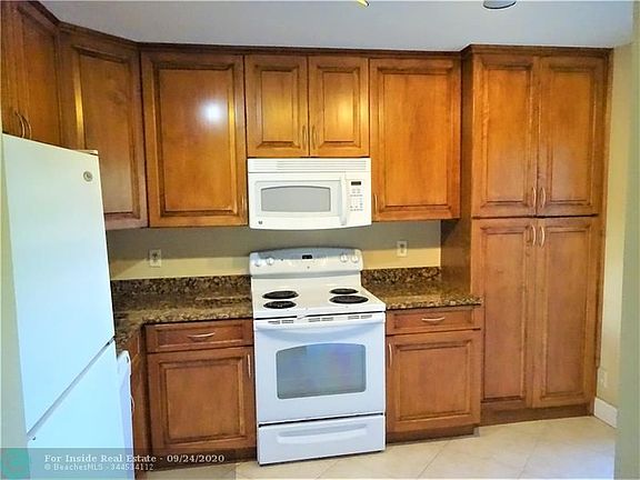 4th image of 3395 Carambola Cir S