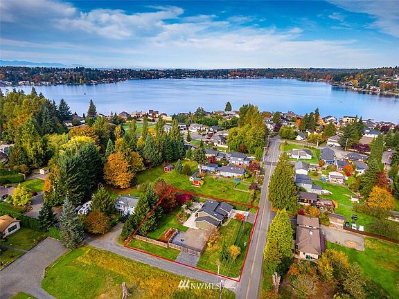 Oversized lot with room to roam just a few blocks from Lake Stevens.