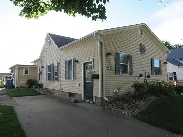 821 N Sycamore St, Monticello, IA 52310