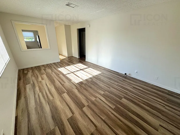 215 NW 25th St #6 — Photo 4
