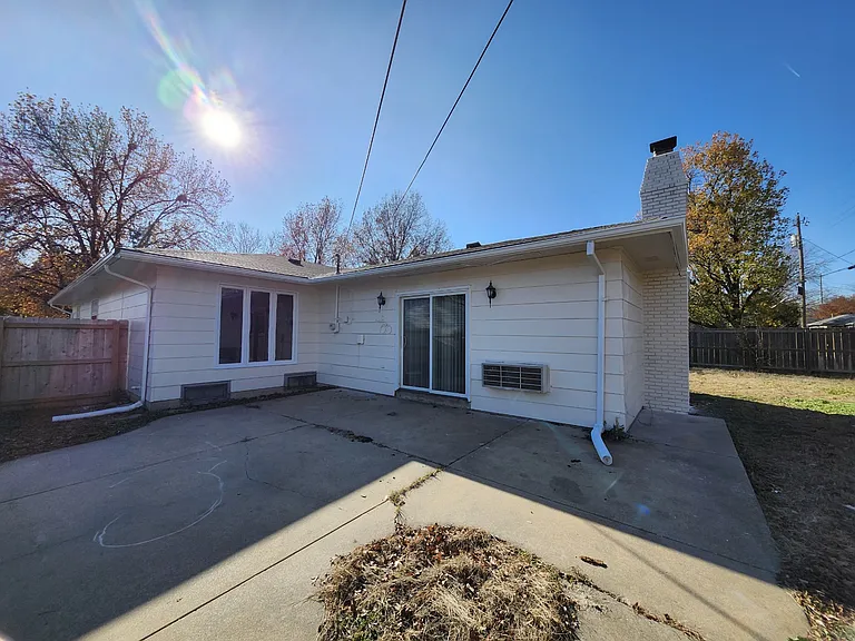 8038 E Watson Ln — Photo 2