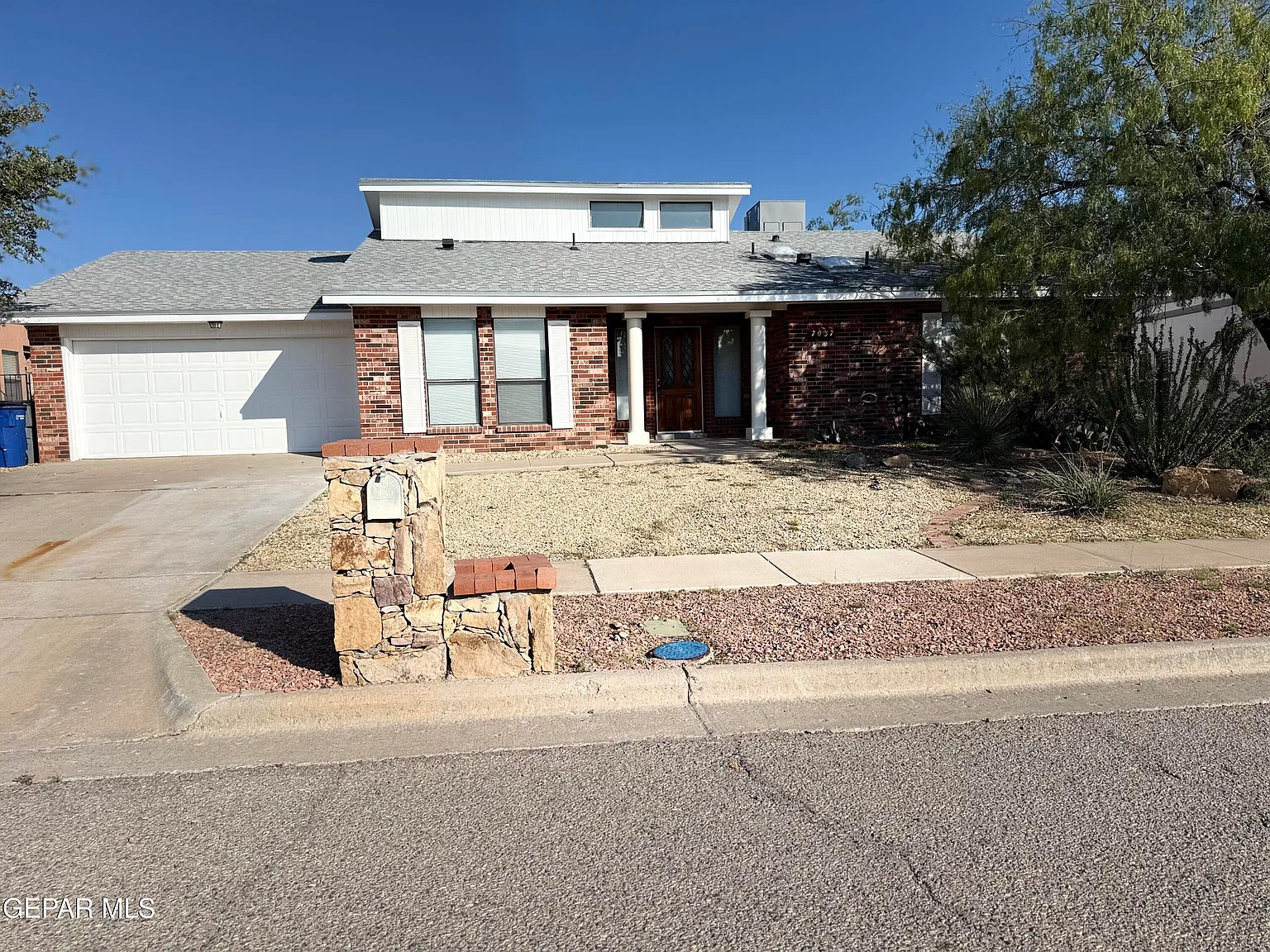3 bed, 2.0 bath, 1959 sqft, $2,400 — Photo 3