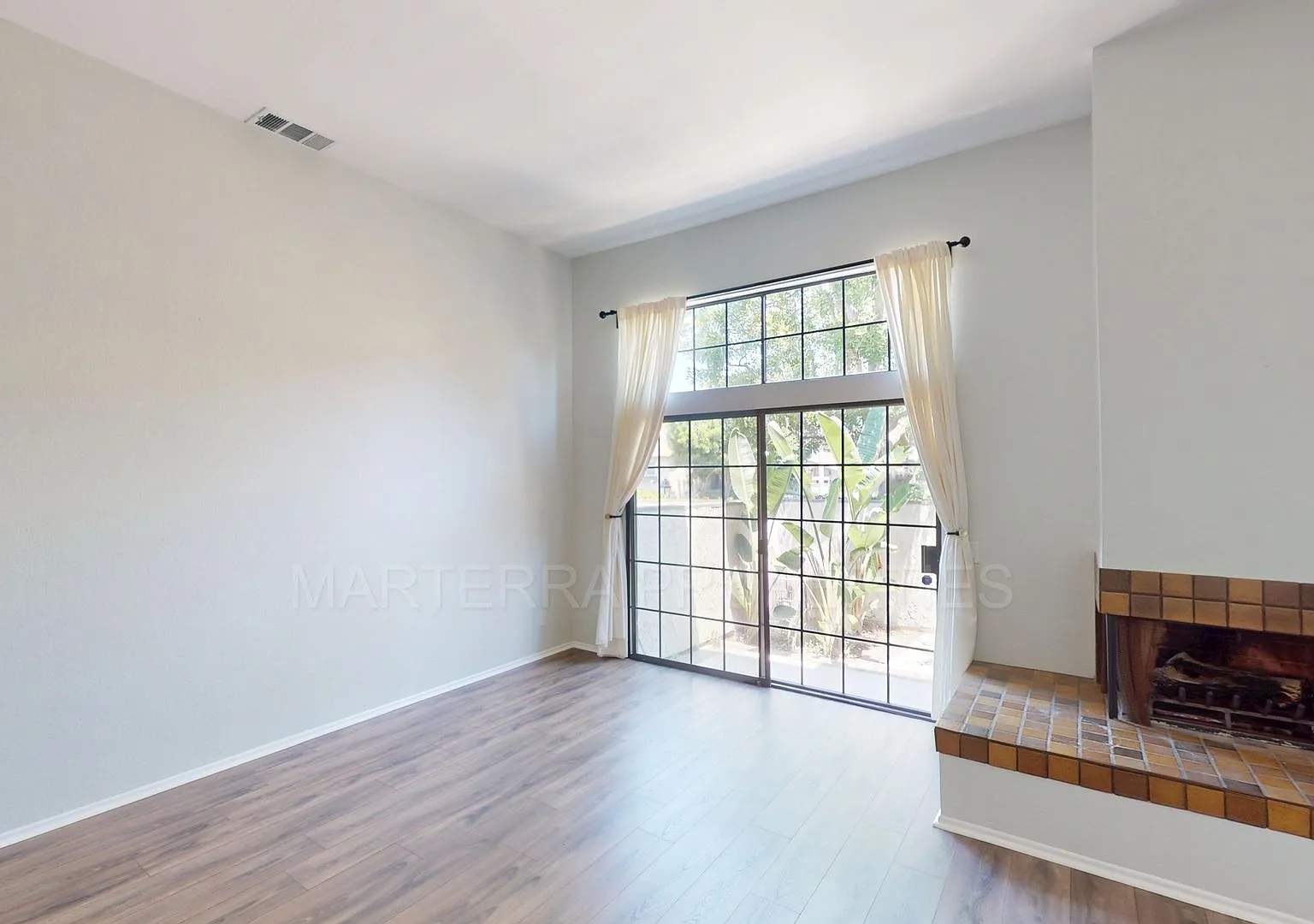 Beautiful 2 Primary Bedroom in Turtle Rock Meadows — Photo 3