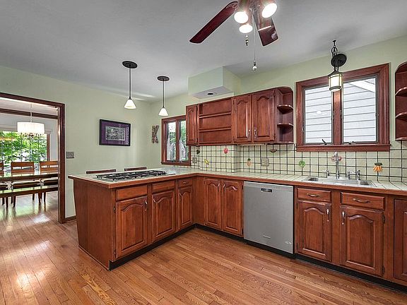4th image of 348 Pinewood Dr
