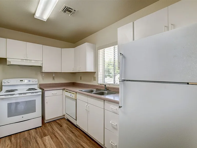 114 Bradshaw Dr — Photo 7
