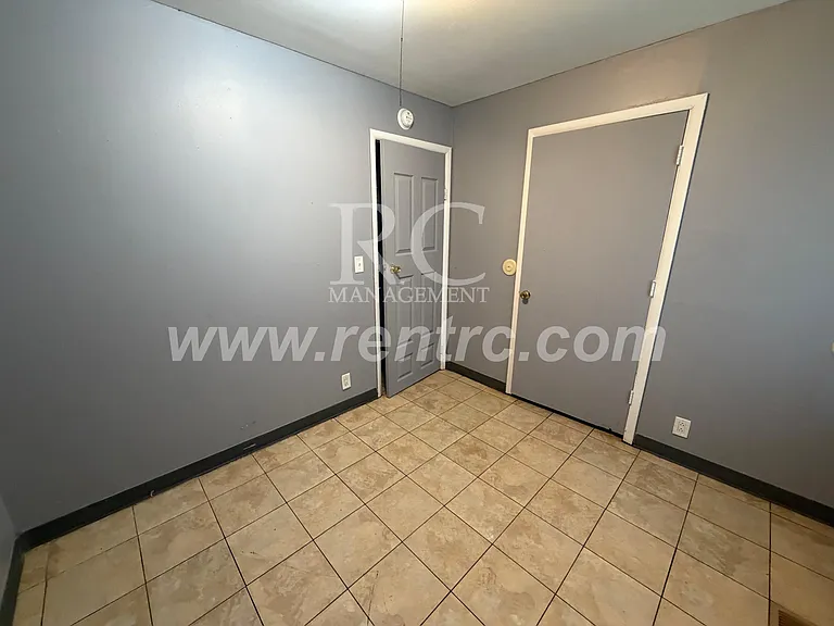 907 Moore St — Photo 9