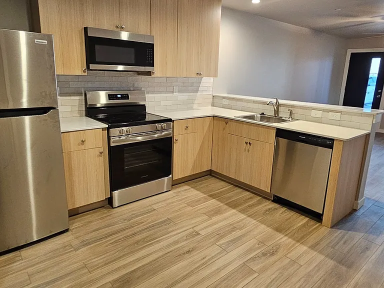2341 N Thompkins Ave #301 — Photo 9