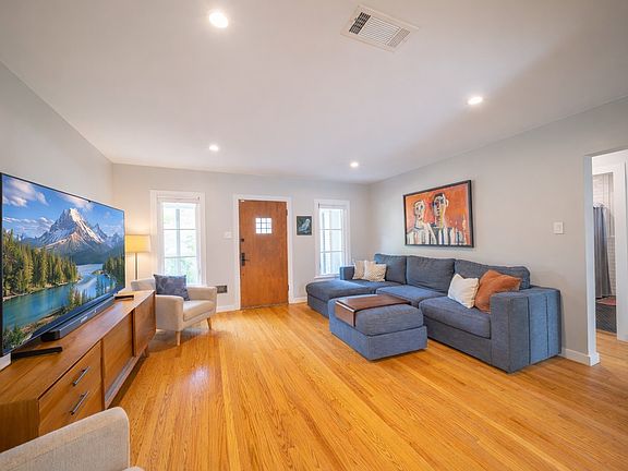 3rd image of 627 N Oak Cliff Blvd