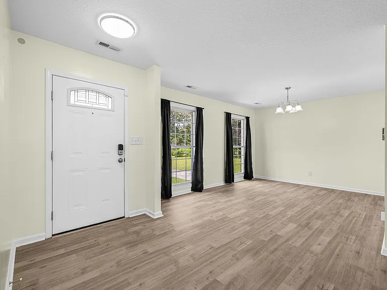 103 Oakwood Ct — Photo 6