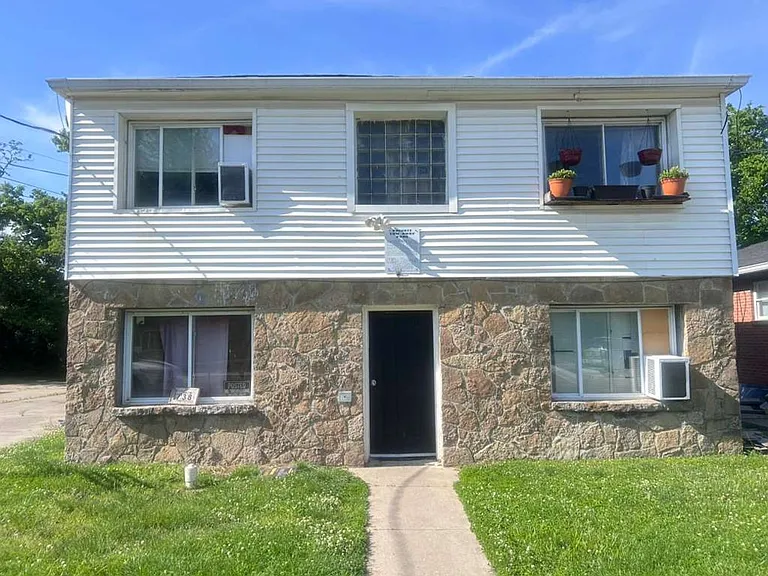738 Adams St — Photo 1