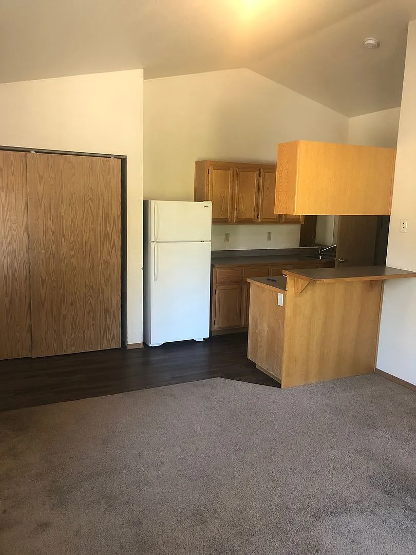 Close to COCC & the Bus Line, 1 Bedroom w/Large Deck, Water/Sewer Paid — Photo 3