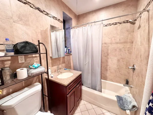 19-27 Ditmars Boulevard 2D image 3 of 6