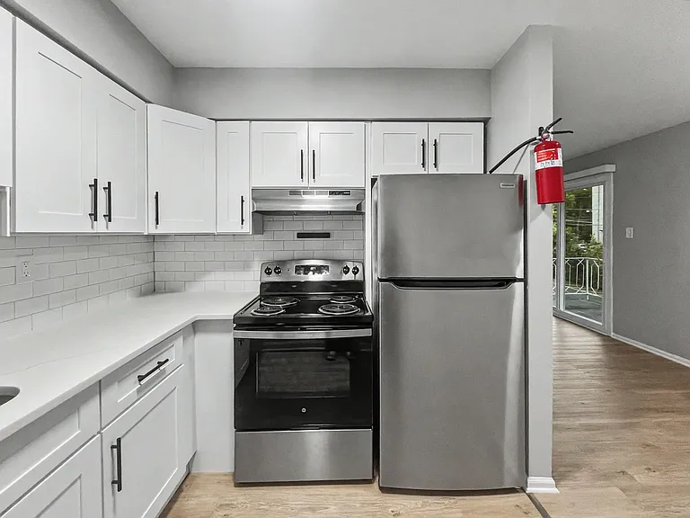200 E Maple Ave — Photo 10
