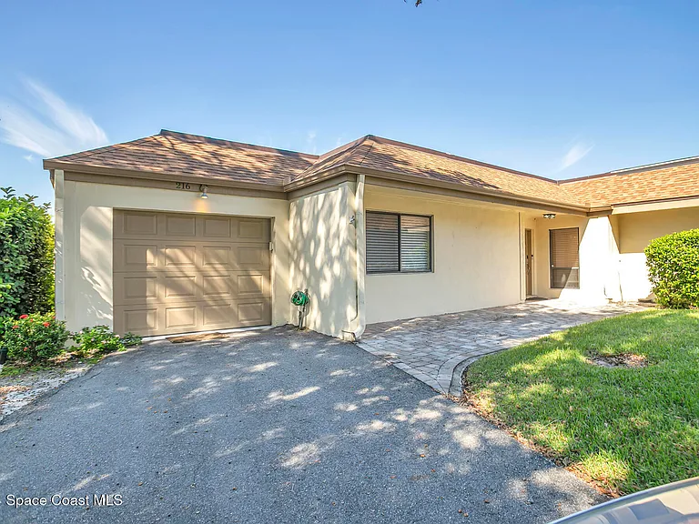 216 Country Club Dr — Photo 1