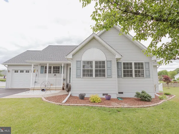 41 Wisteria Ct, Falling Waters, WV 25419