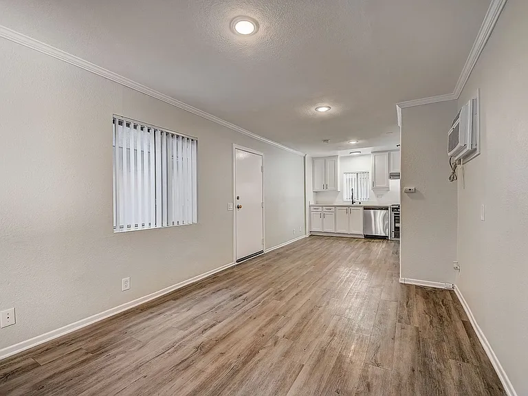14900 Moorpark Street — Photo 8
