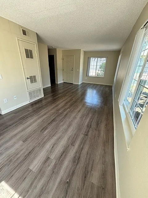 3 bed, 1.5 bath, 1264 sqft, $3,269 — Photo 3