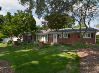802 S Edgewood Ln, Mount Prospect, IL