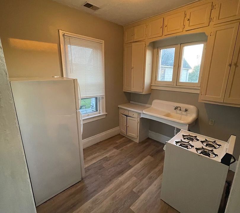 1st image of 3421-3423 W Clybourn St #3423B